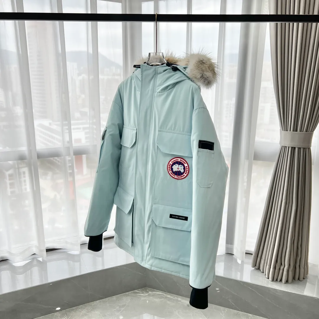 P800 Canada Goose "Canada Goose"🇨🇦 Beichen White / 08 Expedition Parka 4660M Product color: black, off-white, red, sand pink, sky blue, graphite gray, Beichen white, navy blue, sky blue, gray camouflage gray black label Product size: XS, S, M, L, XL, XXL The Expedition was originally a parka designed for scientists at the McMurdo Research Station in Antarctica. Whether your next journey takes you into the frozen urban jungle or across uncharted ice fields, wear Canada Goose's Expedition Parka and get proven results year after year in Antarctica by the National Science Foundation's Center for Polar Research.  Material list: 1⃣ Uses Y-shaped Velcro imported from Taiwan (exclusive in the market) 2⃣ Uses 18-count polyester-cotton blended fabric imported from South Korea (authentic synchronized fabric) 3⃣ National standard 80% white duck down, (zp uses 80% white duck down/90% of all boasts are fake) 4⃣ Western Canadian coyote hair (non-market dyed fox hair filled with wolf hair) Material analysis characteristics: 1⃣ The original/polyester-cotton fabric has a high polyester fiber content, and the polyester-cotton fabric has high heat and light resistance and good stability. It has bright colors, high fiber strength, durability, light resistance, heat resistance, and straightness. 2⃣ As we all know, the original version uses 80% white duck down. The fill power refers to the cubic inches of volume occupied by each ounce (30 grams) of down under certain conditions. If one ounce of down occupies 500 cubic inches, the fill power of the down is 500. So we can simply understand it as: fill power is the volume of down, and the volume of down is fill power. The higher the fill power of down, it means that under the same filling amount, down can fix a larger volume of air layer to keep warm and insulate, so the warmth retention of down is better. 3⃣ Western Canadian coyote hair, "large range of selected neck hair" is soft and fluffy, each wolf hair is 60-63 long / 14-16 wide at the peak, this width + preferred parts. It is basically unmatched by the same industry